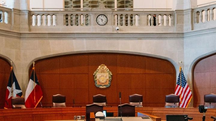 政府 council room rests empty between sessions