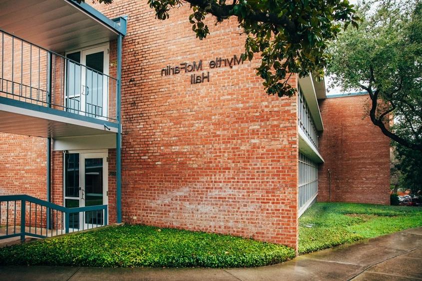 Exterior of the 桃金娘 McFarlin residence hall